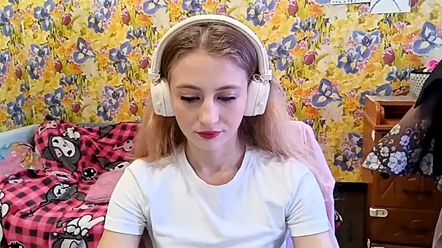 Snapshot of AmeliLia chatting on 10-18-25, 07:54 AmeliLia online show from 10-18-25, 07:54