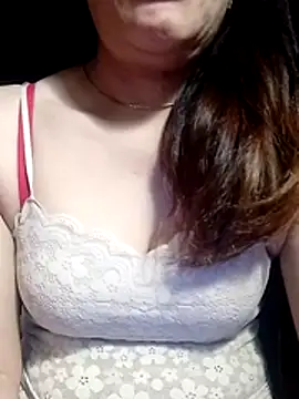 Snapshot of YiyinLy chatting on 05-17-26, 08:31 YiyinLy online show from 05-17-26, 08:31