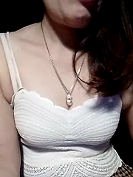 Snapshot of YiyinLy chatting on 04-19-26, 09:17 YiyinLy online show from 04-19-26, 09:17