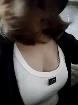 YiyinLy online show from 10-23-25, 03:43