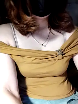 YiyinLy online show from 10-31-25, 09:22