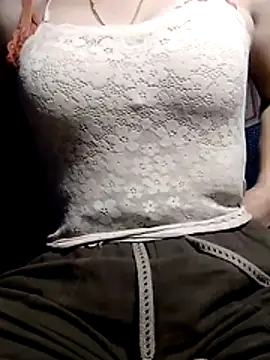 YiyinLy online show from 02-10-26, 01:10