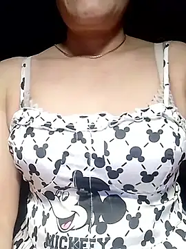 Snapshot of YiyinLy chatting on 05-26-26, 10:08 YiyinLy online show from 05-26-26, 10:08
