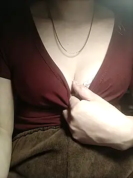 YiyinLy online show from 12-15-25, 04:18