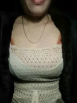 YiyinLy online show from 12-16-25, 08:46