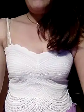 Snapshot of YiyinLy chatting on 04-18-26, 09:15 YiyinLy online show from 04-18-26, 09:15
