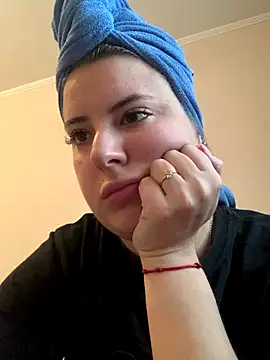 Snapshot of MiraCastellon chatting on 10-18-25, 11:34 MiraCastellon online show from 10-18-25, 11:34