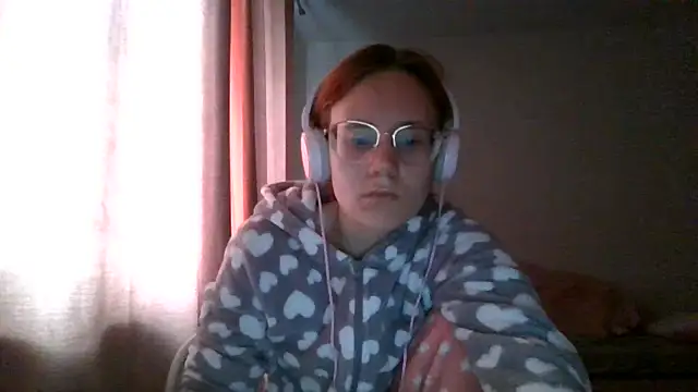 Snapshot of LuckySLove chatting on 06-17-26, 05:23 LuckySLove online show from 06-17-26, 05:23