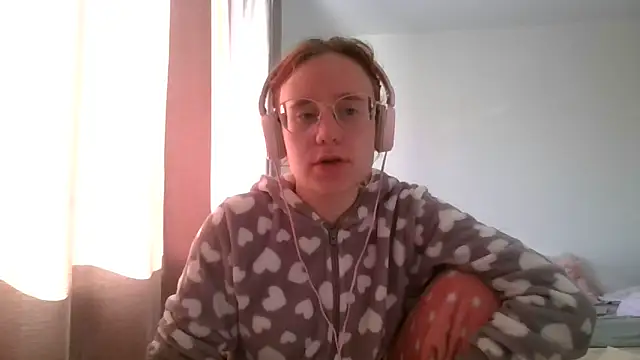 Snapshot of LuckySLove chatting on 06-18-26, 04:23 LuckySLove online show from 06-18-26, 04:23