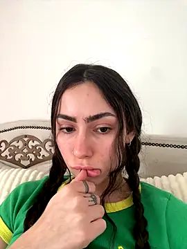 Snapshot of Baby_Mia_pires chatting on 10-18-25, 06:10 Baby Mia pires online show from 10-18-25, 06:10