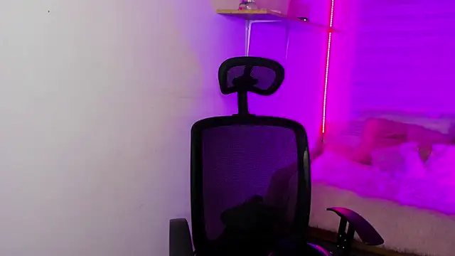 Emily Lindey online show from 11-30-25, 03:18