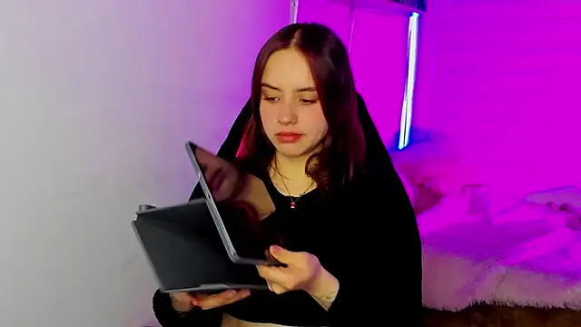 Emily Lindey online show from 12-20-25, 04:37