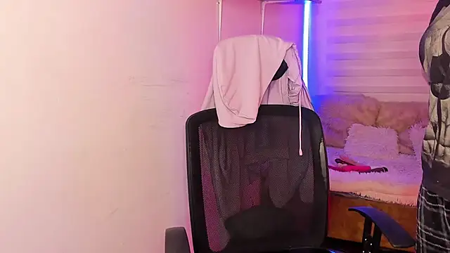 Emily Lindey online show from 10-23-25, 03:27