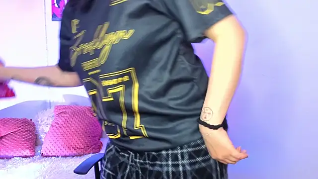 Emily Lindey online show from 04-18-26, 03:42