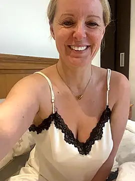 madamlillyrose online show from 11-20-25, 08:37