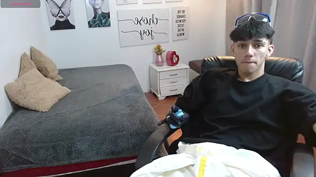 AmethystShadow17 online show from 10-31-25, 03:19