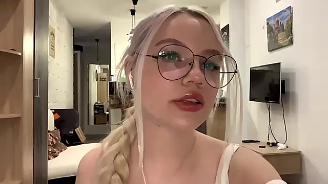 LupeLewitt online show from 10-29-25, 04:06