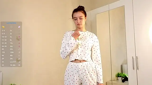 La L U N E online show from 10-23-25, 03:54