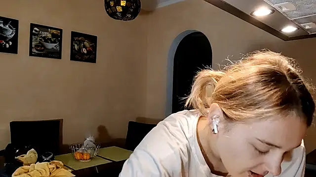 Snapshot of ThomasinaGalvin chatting on 11-09-25, 10:30 ThomasinaGalvin online show from 11-09-25, 10:30