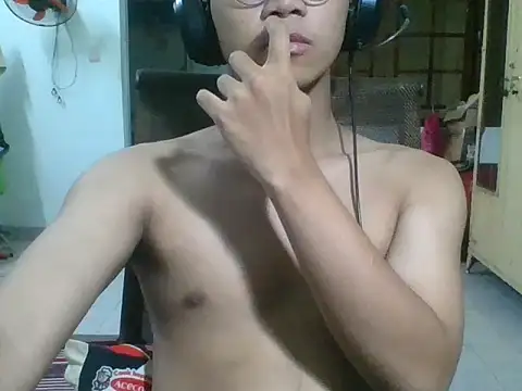 Snapshot of kave2033 chatting on 10-19-25, 03:26 kave2033 online show from 10-19-25, 03:26