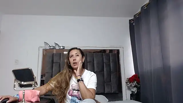 Snapshot of Salmma_Milf chatting on 05-19-26, 11:50 Salmma Milf online show from 05-19-26, 11:50