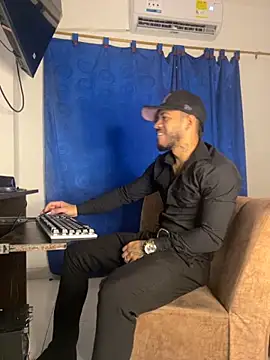 Kylian Alessandro online show from 11-25-25, 11:43