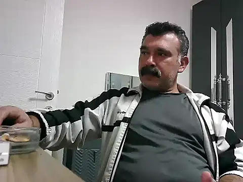 Snapshot of meroglu45 chatting on 10-18-25, 05:04 meroglu45 online show from 10-18-25, 05:04