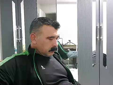Snapshot of meroglu45 chatting on 10-21-25, 05:12 meroglu45 online show from 10-21-25, 05:12