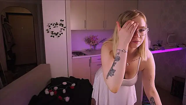 LesleyMil online show from 11-29-25, 10:37