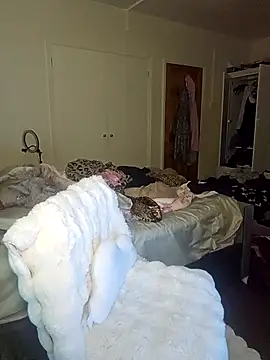 LucyMiax online show from 12-22-25, 12:44