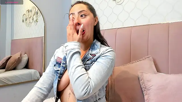 JuliethCruz  online show from 02-06-26, 07:54