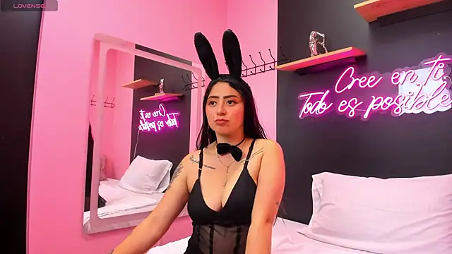 JuliethCruz  online show from 10-31-25, 05:09