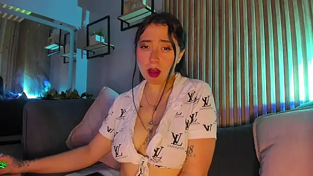 JuliethCruz  online show from 06-18-26, 07:30