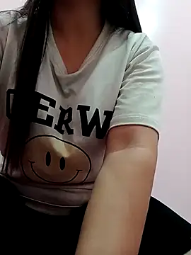 Snapshot of Erza-- chatting on 10-16-25, 01:14 Erza-- online show from 10-16-25, 01:14