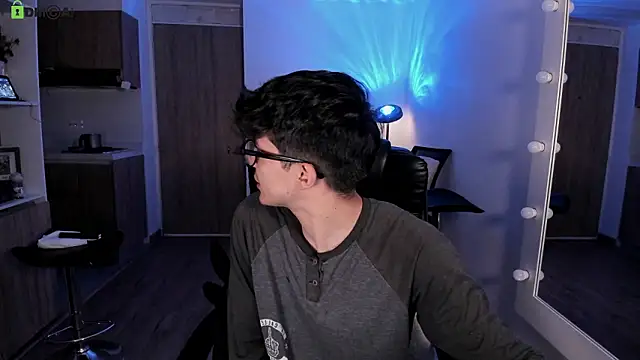 Snapshot of Mikeyvioleta_ chatting on 02-17-26, 08:22 Mikeyvioleta online show from 02-17-26, 08:22