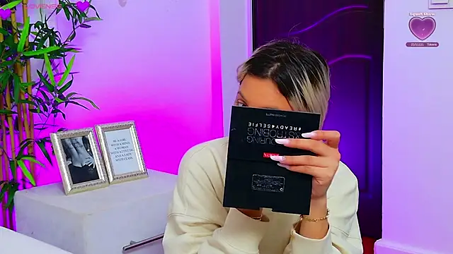 Snapshot of AriannaSins chatting on 09-25-25, 12:11 AriannaSins online show from 09-25-25, 12:11