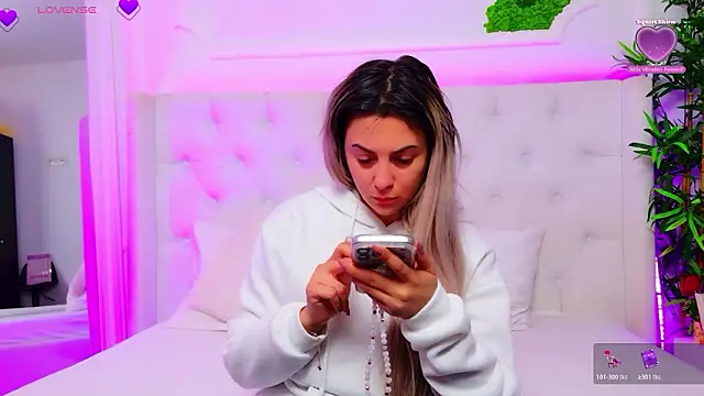 Snapshot of AriannaSins chatting on 02-21-26, 01:13 AriannaSins online show from 02-21-26, 01:13