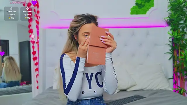 Snapshot of AriannaSins chatting on 03-20-25, 01:15 AriannaSins online show from 03-20-25, 01:15