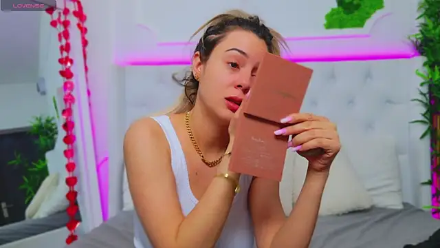 Snapshot of AriannaSins chatting on 03-22-25, 05:39 AriannaSins online show from 03-22-25, 05:39