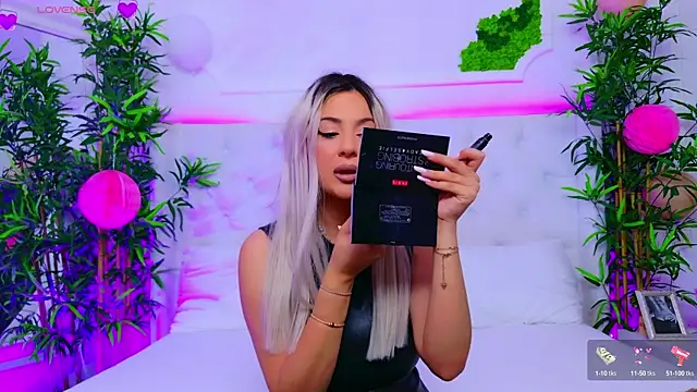 Snapshot of AriannaSins chatting on 09-22-25, 12:33 AriannaSins online show from 09-22-25, 12:33