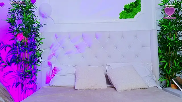 Snapshot of AriannaSins chatting on 10-17-25, 12:18 AriannaSins online show from 10-17-25, 12:18