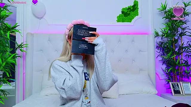 Snapshot of AriannaSins chatting on 09-29-25, 12:22 AriannaSins online show from 09-29-25, 12:22