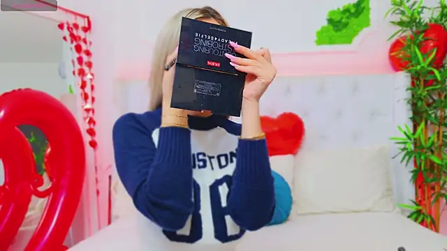 Snapshot of AriannaSins chatting on 02-14-25, 01:40 AriannaSins online show from 02-14-25, 01:40