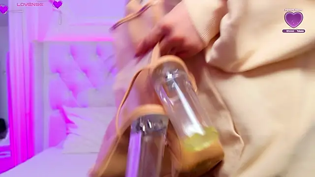 Snapshot of AriannaSins chatting on 02-12-26, 01:33 AriannaSins online show from 02-12-26, 01:33