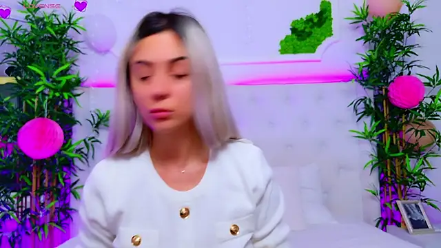 Snapshot of AriannaSins chatting on 09-19-25, 12:31 AriannaSins online show from 09-19-25, 12:31