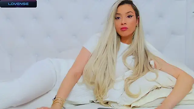 Snapshot of AriannaSins chatting on 02-24-25, 04:15 AriannaSins online show from 02-24-25, 04:15