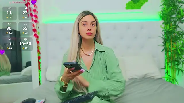 Snapshot of AriannaSins chatting on 03-18-25, 01:44 AriannaSins online show from 03-18-25, 01:44