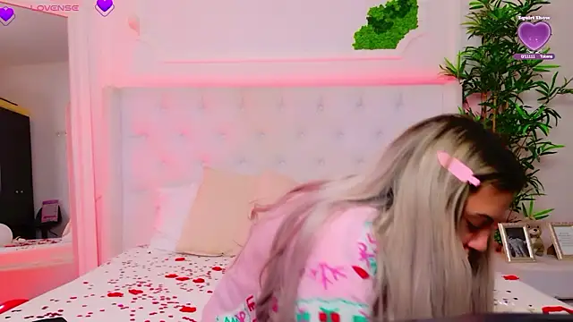 Snapshot of AriannaSins chatting on 02-13-26, 01:22 AriannaSins online show from 02-13-26, 01:22