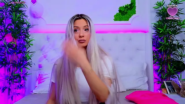 Snapshot of AriannaSins chatting on 10-16-25, 12:35 AriannaSins online show from 10-16-25, 12:35