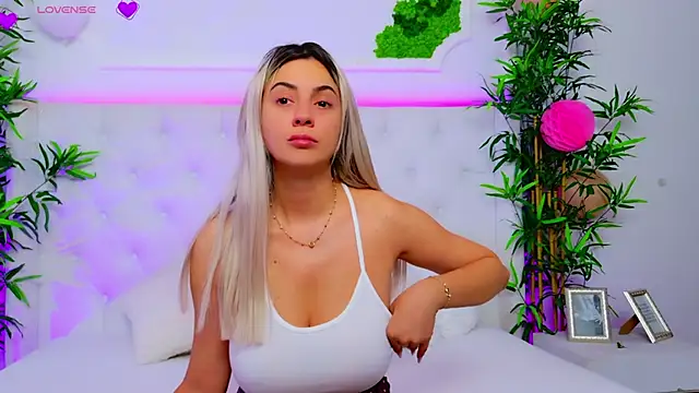 Snapshot of AriannaSins chatting on 09-24-25, 12:22 AriannaSins online show from 09-24-25, 12:22